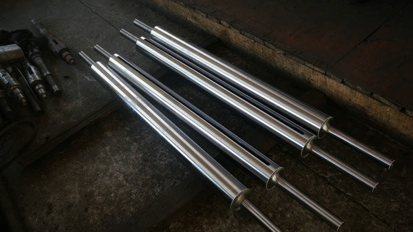 Pernos de Rod del acero de aleación de la alta precisión que trabajan a máquina las piezas para la maquinaria de la logística del puerto